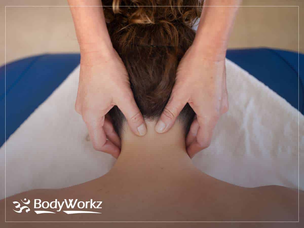 Chiropractor to relieve neck pain with gentle therapy